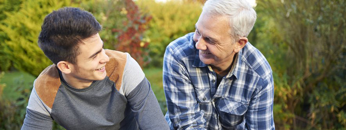 père et son fils qui passent du bon temps ensemble dans la cour