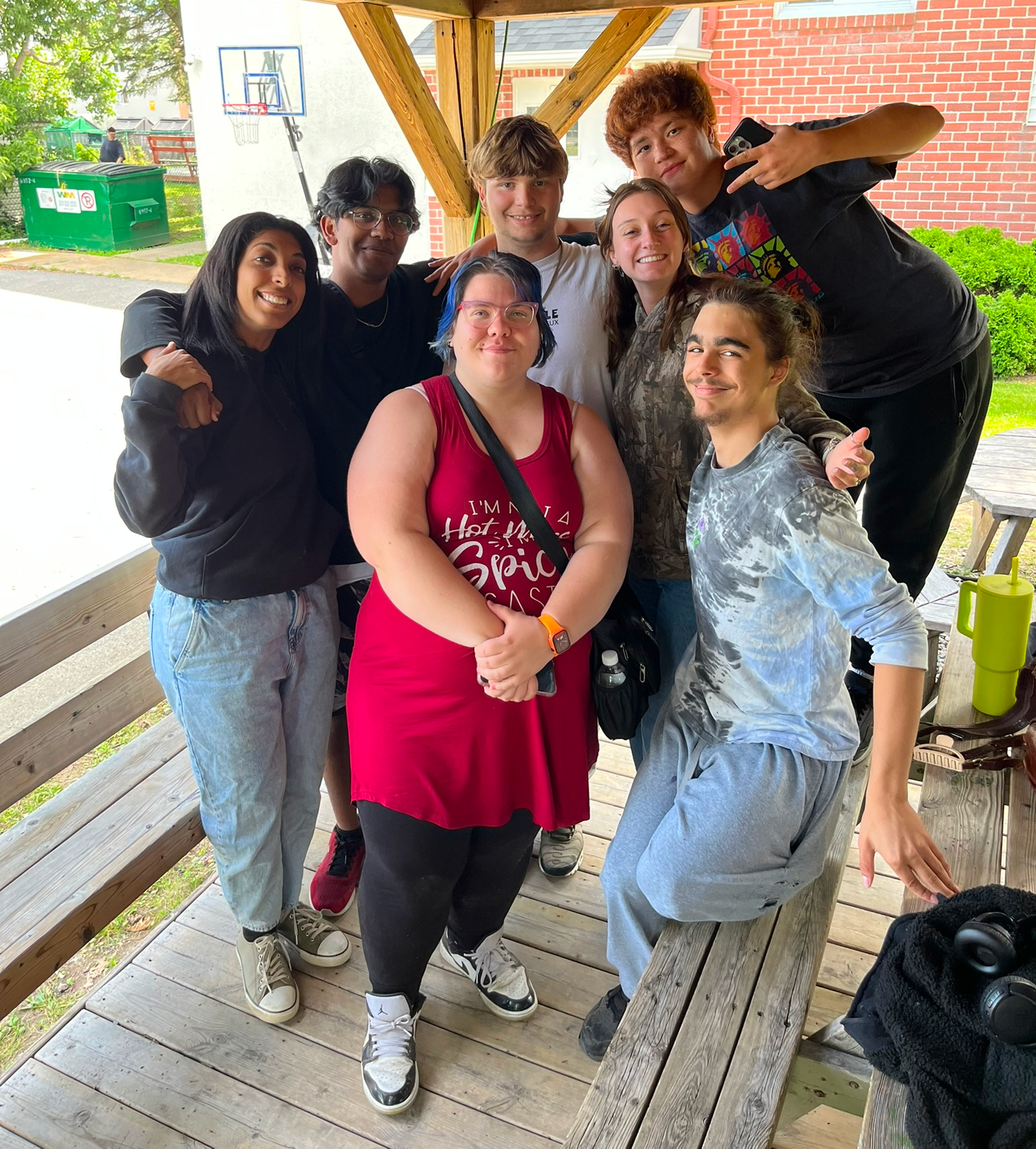 jeunes devant maison